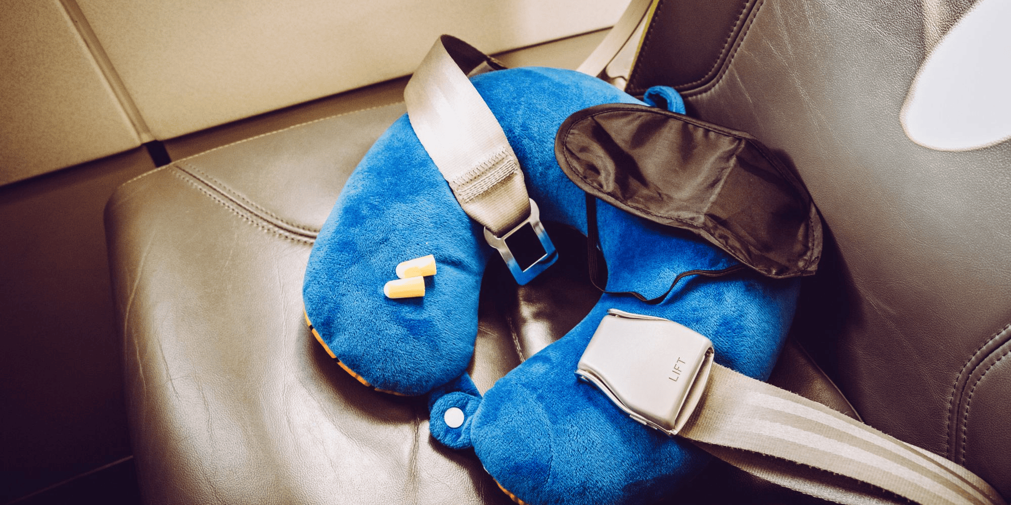 What to Pack for a Long Flight: 6 Things That Make a Difference in 2026